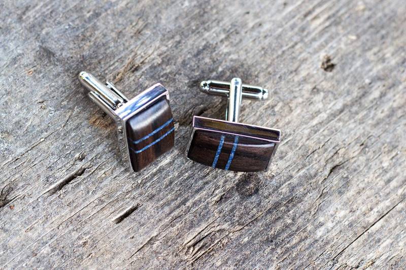 Holzschmuck Für Männer Hochzeit Manschettenknöpfe, Geschenk Männer, Bräutigam Manschettenknöpfe Quadrat Ebenholz Mit Blauem Lapis Lazuli Inlay von KajzarsWoodWork