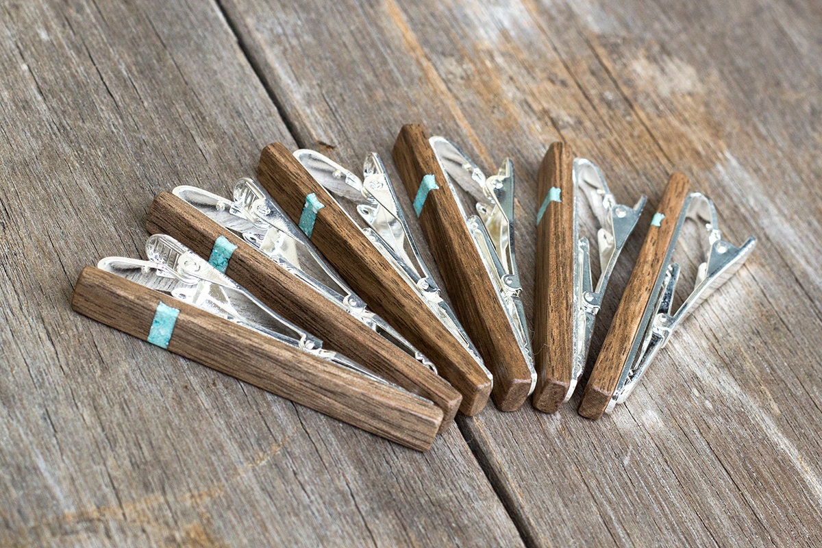 Krawattenklammer Walnuss Holz Mit Türkis Inlay Hochzeit Krawattenklammer | Geschenk Für Ihn Trauzeugen Männer von KajzarsWoodWork