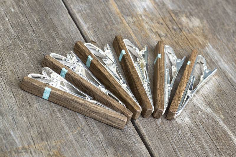 Krawattenklammer Walnuss Holz Mit Türkis Inlay Hochzeit Krawattenklammer | Geschenk Für Ihn Trauzeugen Männer von KajzarsWoodWork