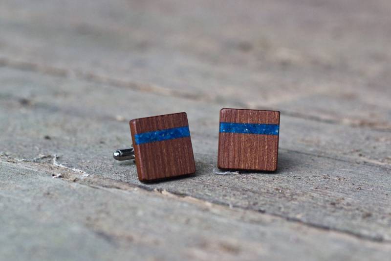 Manschettenknöpfe Aus Holz Hochzeit Herren Geschenk Für Männer Eiche Mit Inlay Blauem Lapis Lazuli von KajzarsWoodWork