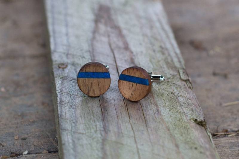 Manschettenknöpfe Mit Lapislazuli-Inlay Aus Walnussholz, Walnussholz von KajzarsWoodWork