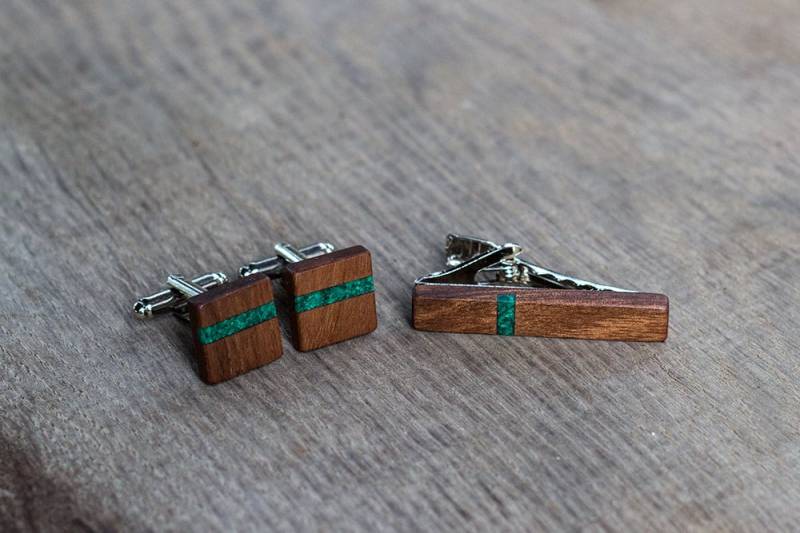 Manschettenknöpfe Set Aus Holz - Malachit Inlay Walnuss | Trauzeugen Geschenk Für Männer von KajzarsWoodWork