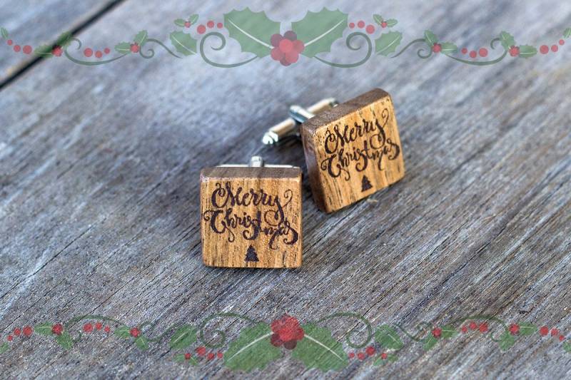 Weihnachtsgeschenk Manschettenknöpfe, Weihnachts Manschettenknöpfe, Merry Christmas Nussbaum Holz, Gravierte Manschettenknöpfe von KajzarsWoodWork