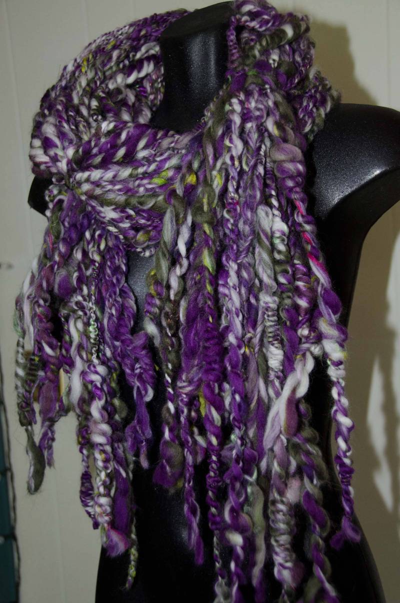 1 Lila Und Grün Art Yarn Schal Ooak Geschenk Für Sie Soft To Skin Wolle Handgesponnenes Spulengarn von Kakodah