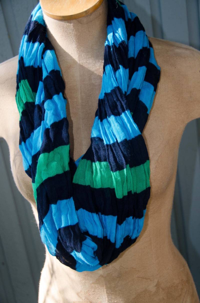 Aqua Schwarz Grün Gestreifter Infinity Schal 72 Zoll Umfang Um 13 1/2 Mode Accessoire von Kakodah