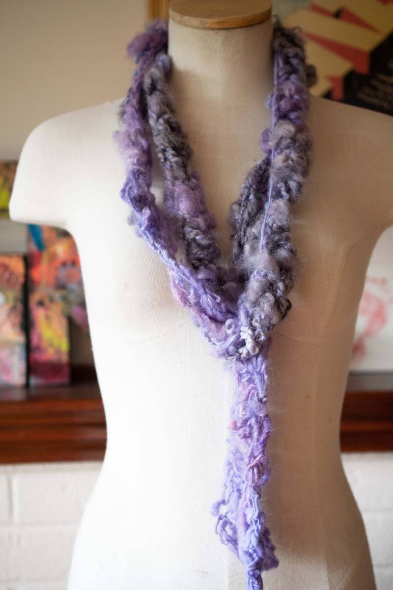 Art Yarn Schal Lila Und Blau Handgesponnen Handgefärbt Chunkyyarn ~Skinny ~ Neben Der Haut Weich Ooak Geschenk Für Sie von Kakodah