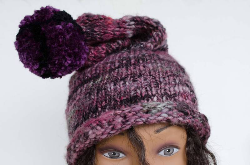 Gestrickte Lila Und Schwarze Slouch Mütze Mit Pompom/ Unisex Ooak Handgesponnenes Garn von Kakodah
