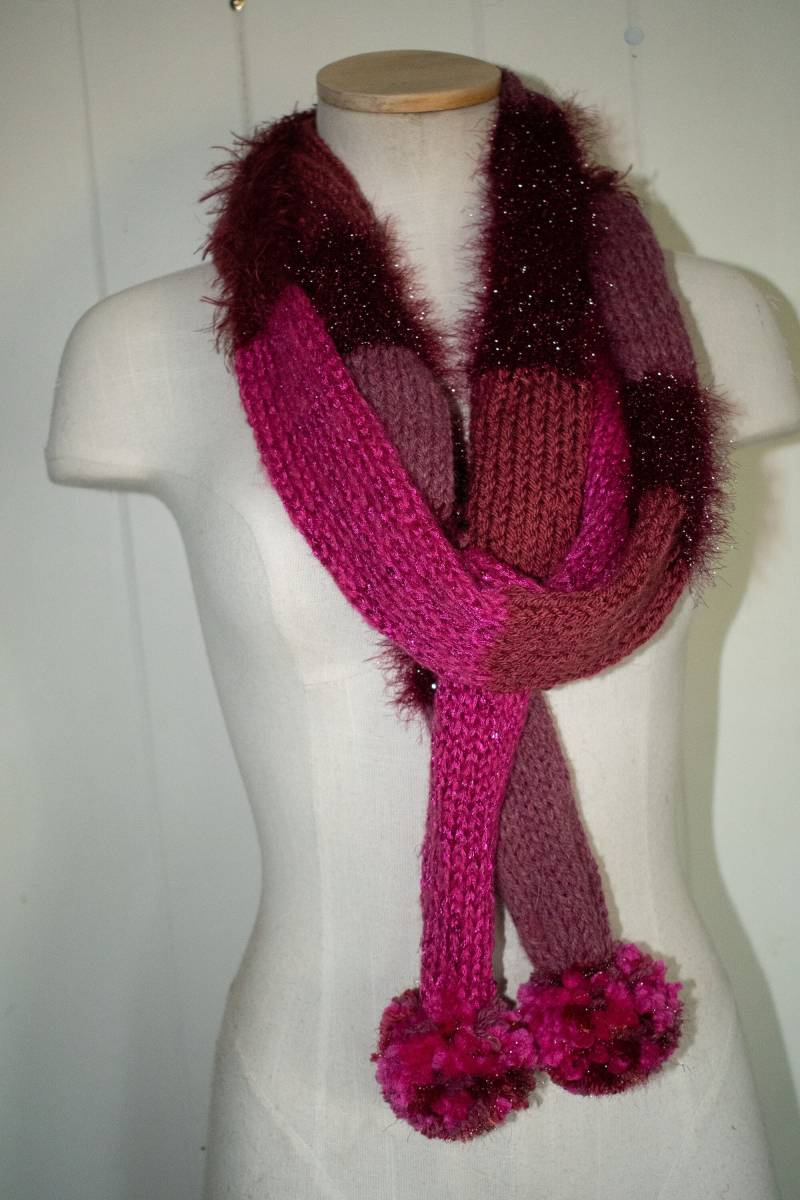Gestrickter Rosa Schal Mit Pom Poms ~ Pink Und Weintöne Dünner Teen Super Weich Sehr Warm Geschenk Für Sie von Kakodah
