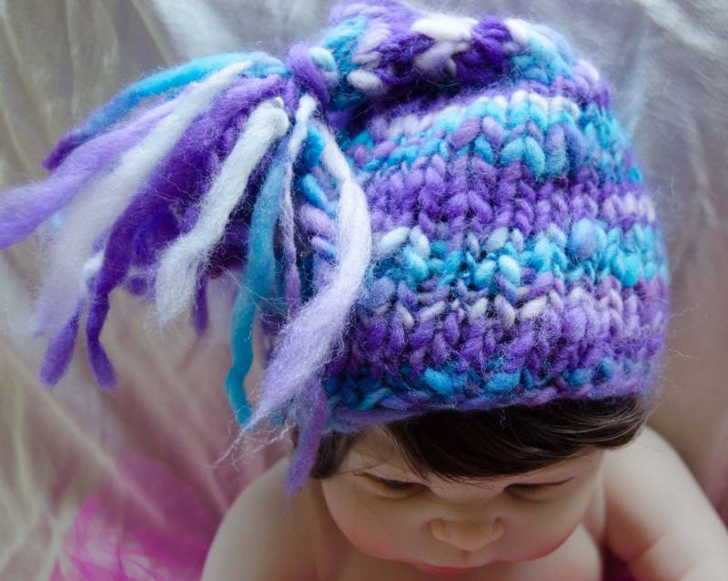 Neugeborenen Bis 3 Monate Strickmütze Lilaturquoise Und Weiß Handgesponnen Weich Zu Hautwolle Ooak von Kakodah