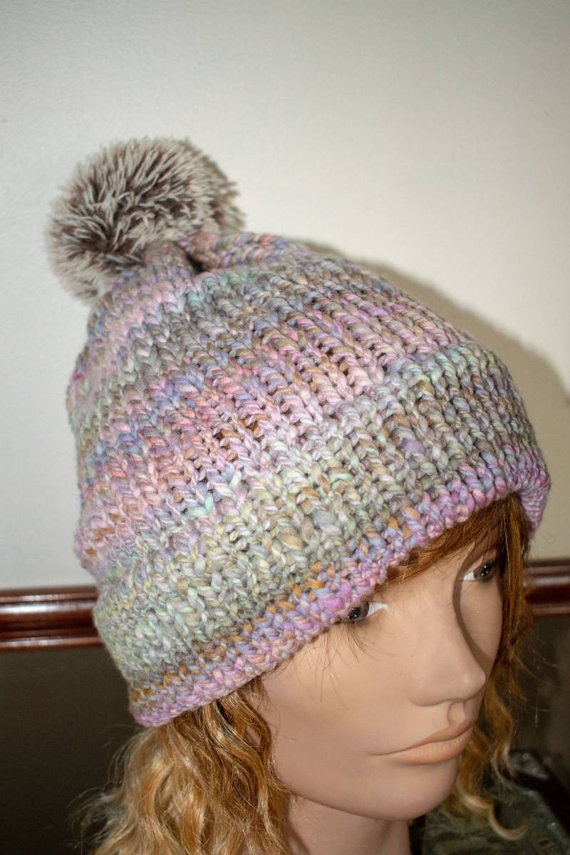 strickmütze Mit Pompom Grün Lilapink Handgefärbte Und Gesponnene Wolle Unisex Mütze Ooak Winter Warm Weich von Kakodah