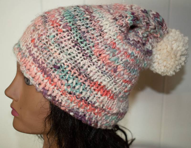 strickmütze Mit Pompom Rosa, Koralle Grün Und Weiß Handgefärbte Gesponnene Mütze Unisex Ooak Winter Warm Weich von Kakodah