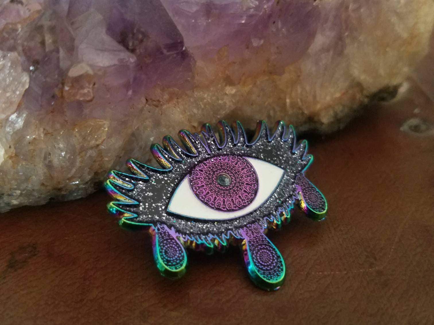 Drittes Auge Pin, Träne Regenbogen Glitzer Glow in The Dark Eye Kaleidoskop Pin Drittes Auge Pin, Träne Regenbogen Glitzer Glow in The Dark Eye Kaleidoskop Pin von KalEYEdoscoped