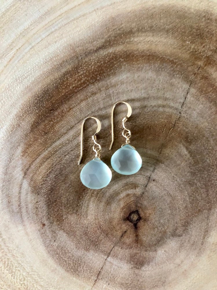 Aqua Chalcedon Edelstein Klitzekleines Blau Grüne Handgemachter 14K Gold Heilstein von Kalamajewelry