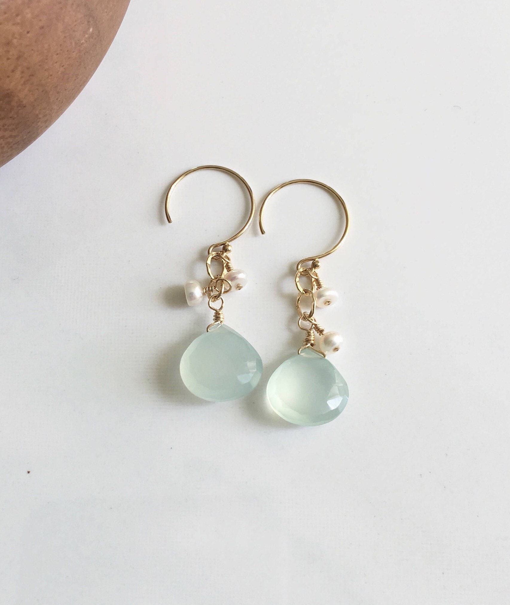 Aqua Chalcedon Perlen Ohrringe 14K Gold Zarte Heilung Schmuck von Kalamajewelry