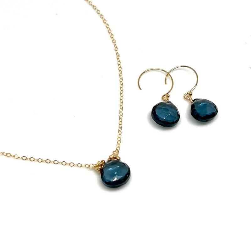 Blauquarz Teardrop Ohrringe Handgefertigte 14K Gold Filled Creolen von Kalamajewelry