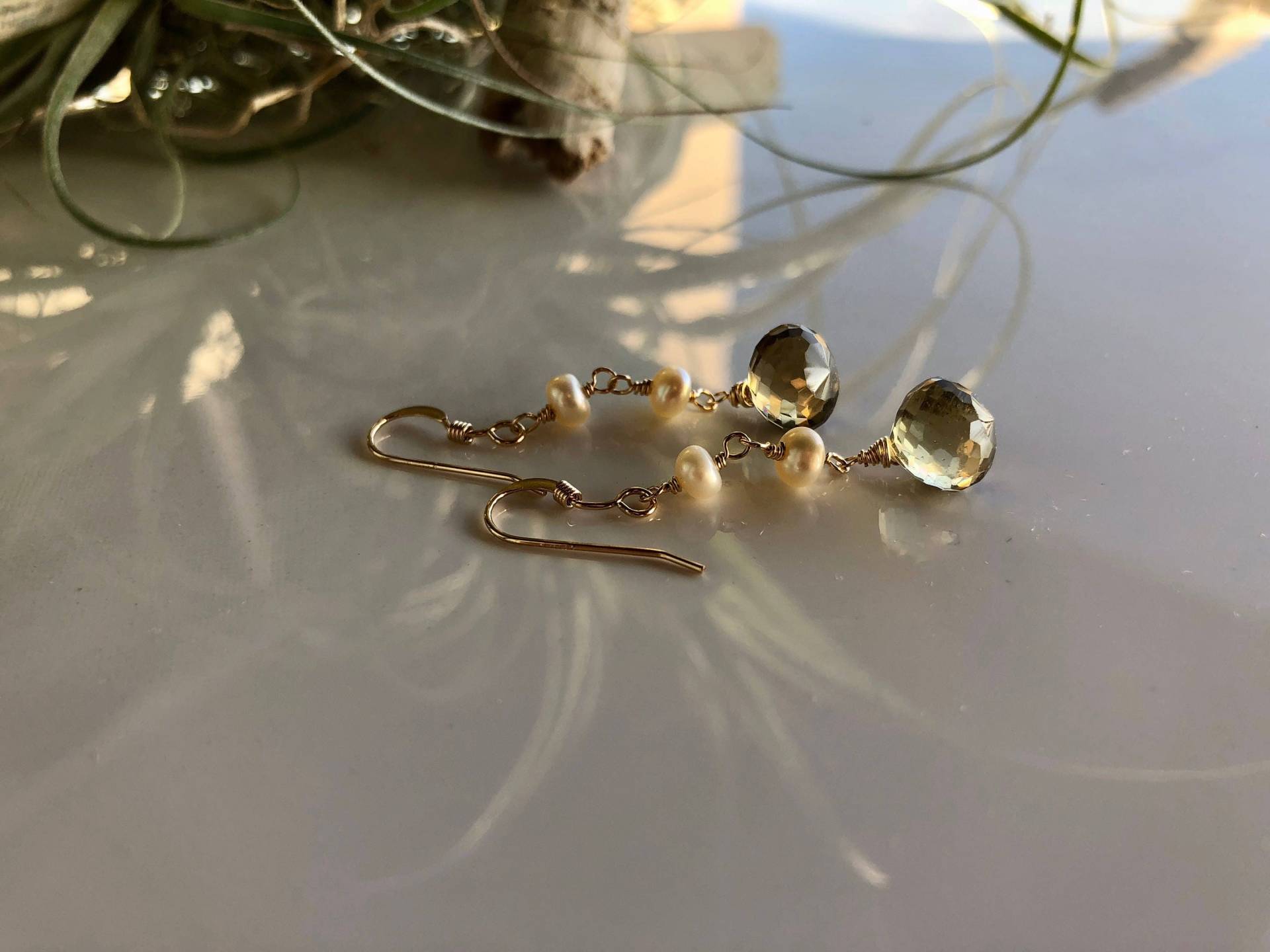 Champagner-Topas Ohrringe 14K Gold Gefüllt, Süßwasserperle Ohrringe von Kalamajewelry