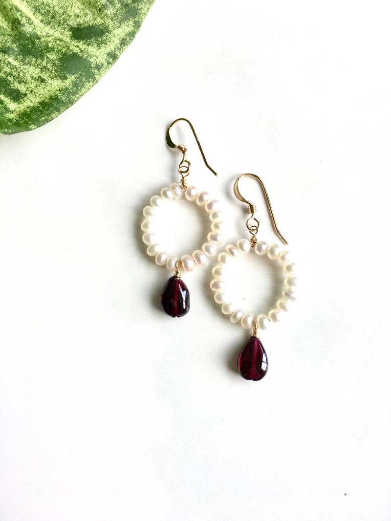 Granat-Tropfen & Süßwasserperlen-Creolen 14K Gold Gefüllt von Kalamajewelry