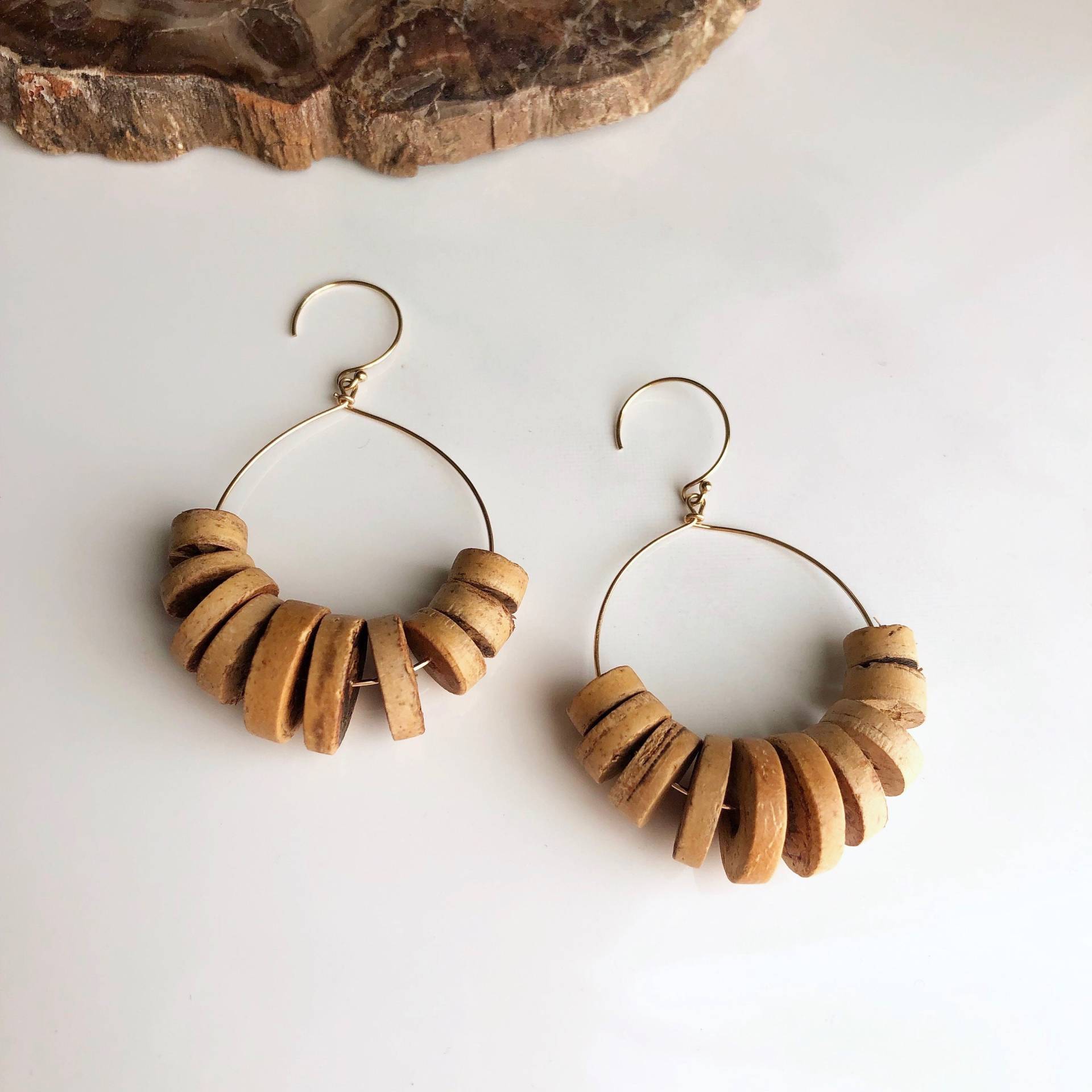 Große Holzperlen Creolen 14K Gold Filled, Boho Strandschmuck von Kalamajewelry