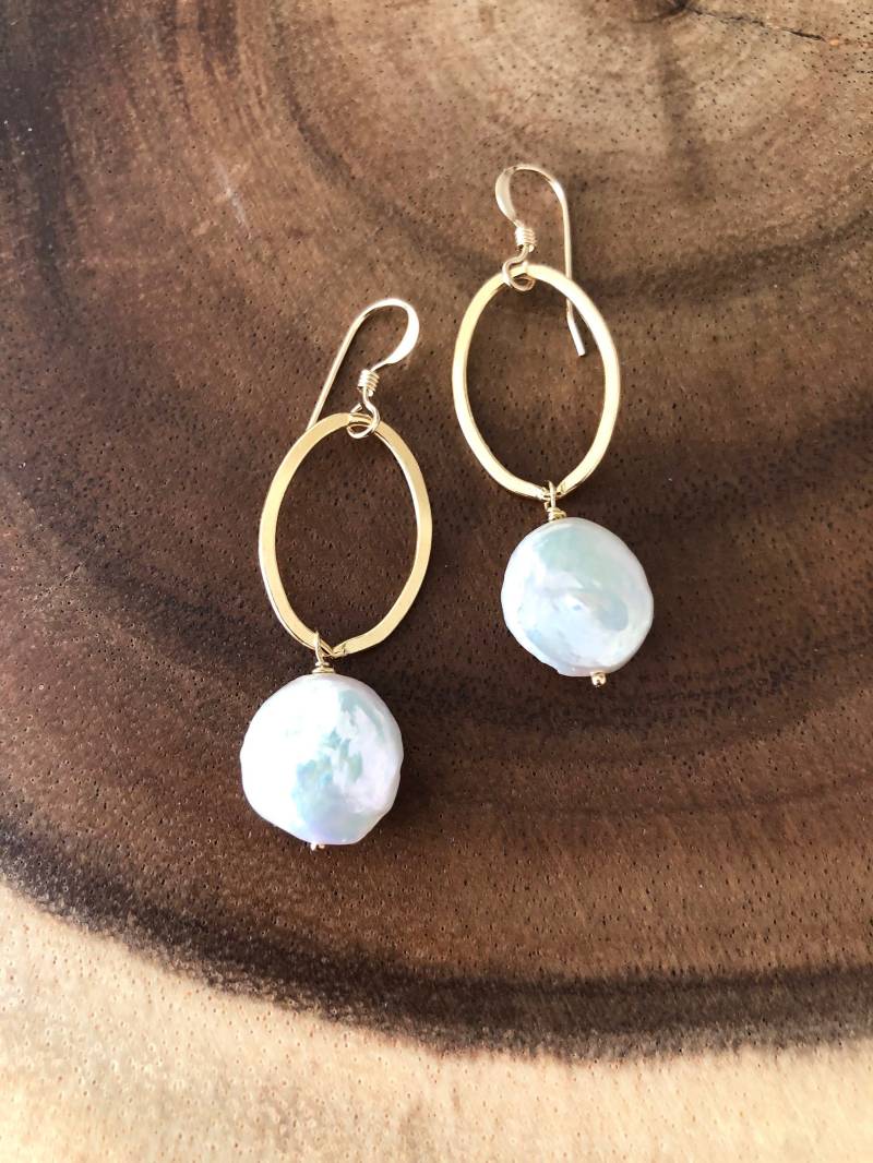 Handgemachte 14K Gold Filled Creolen Mit Weißer Perle von Kalamajewelry