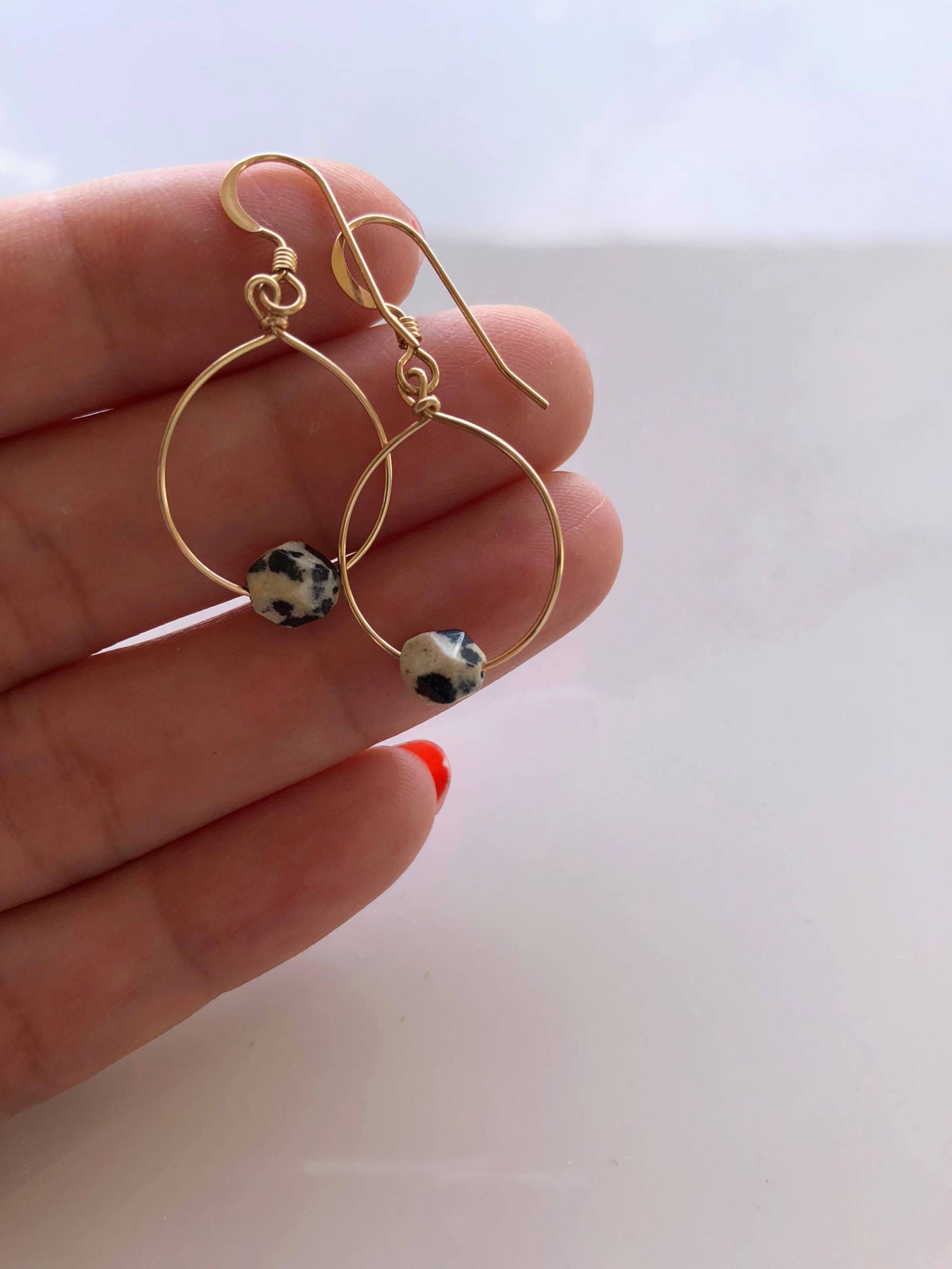 Handgemachte 14K Gold Gefüllte Dalmatiner Jaspis Creolen von Kalamajewelry