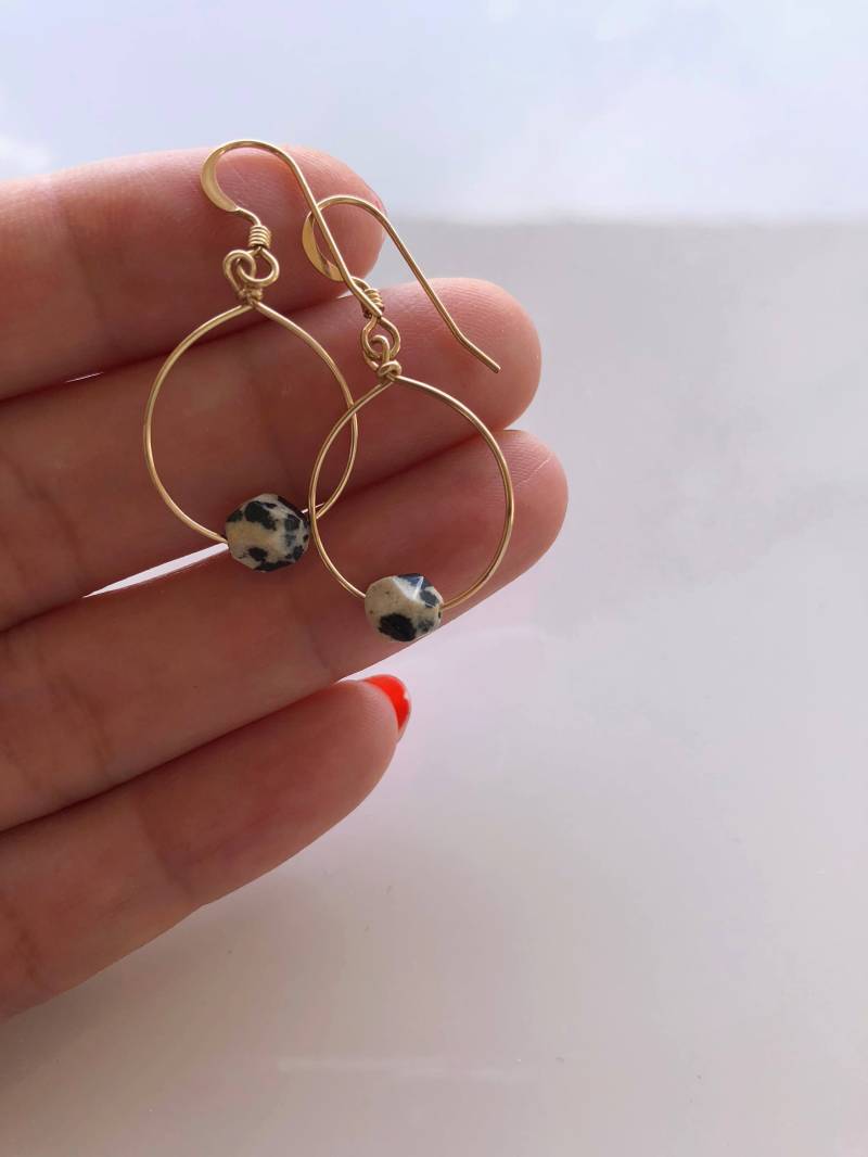 Handgemachte 14K Gold Gefüllte Dalmatiner Jaspis Creolen von Kalamajewelry