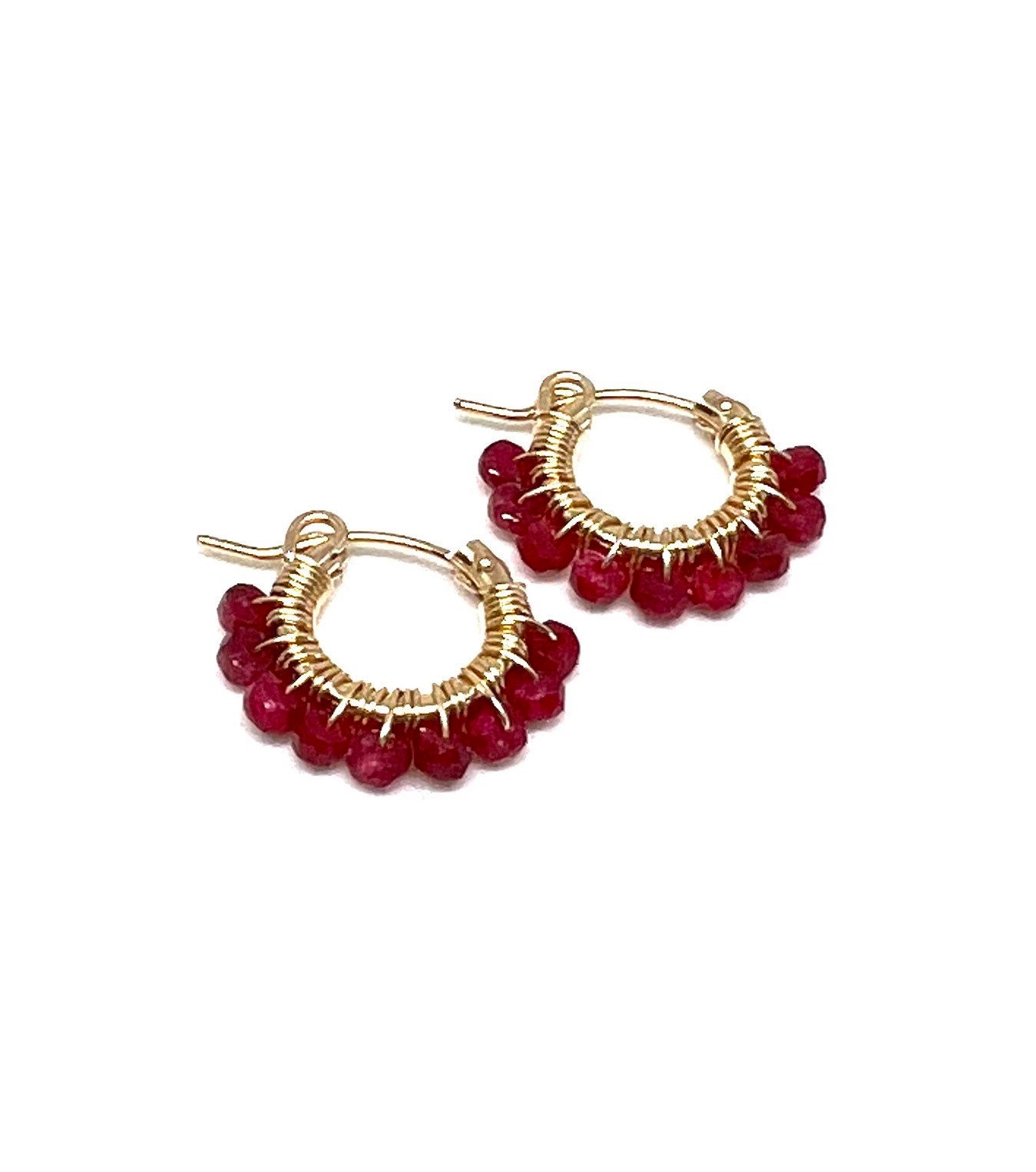 Handgemachte Rubin Creolen 14K Gold Filled Huggies von Kalamajewelry