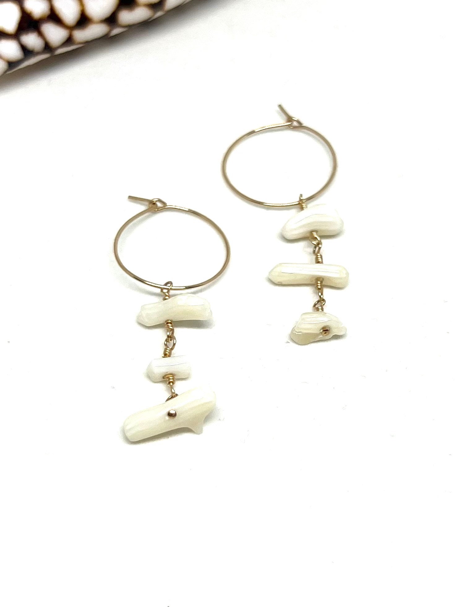 Schaumkoralle Creolen 14K Gold Filled Huggies von Kalamajewelry