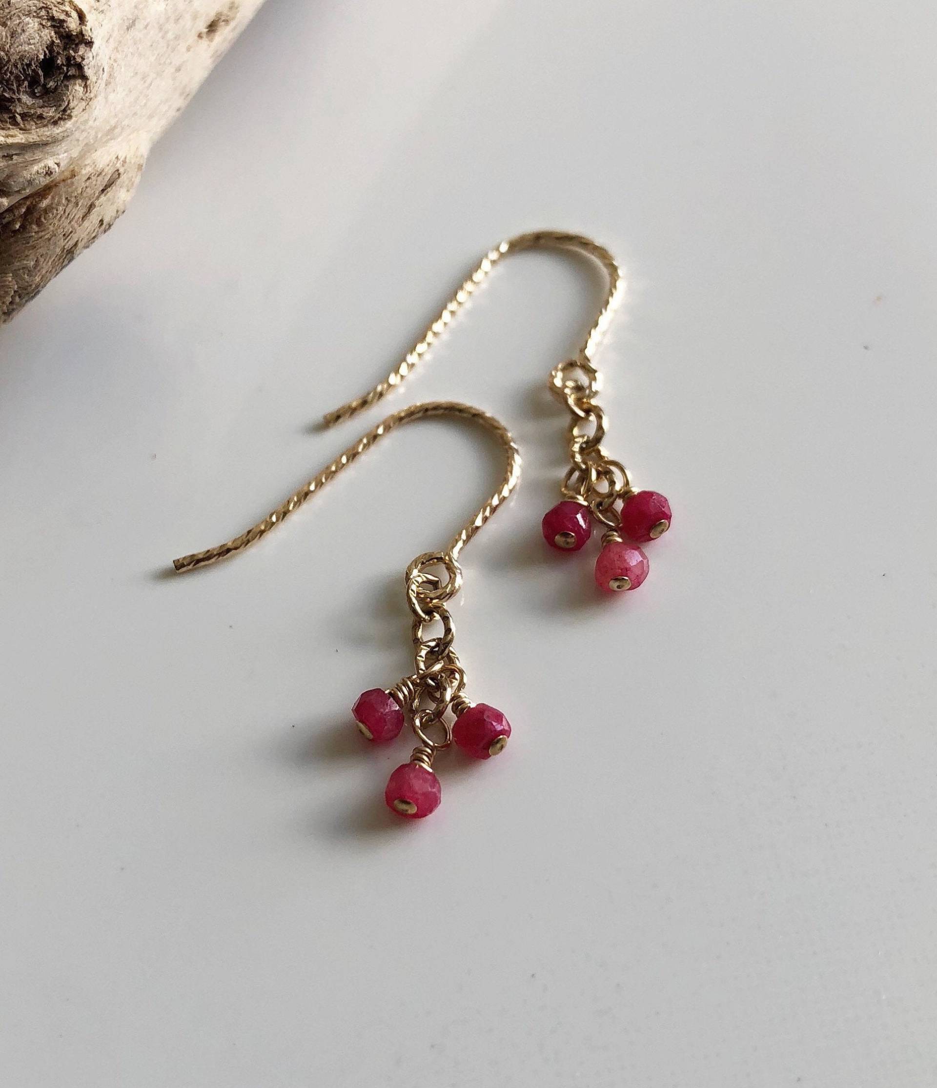 Zierliche Rubin Ohrringe 14K Gold Filled Ohrhänger von Kalamajewelry