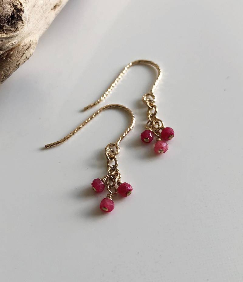 Zierliche Rubin Ohrringe 14K Gold Filled Ohrhänger von Kalamajewelry