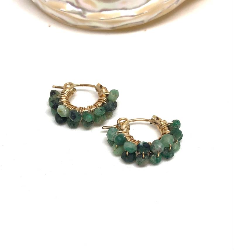 Zierliche Smaragd Creolen 14K Gold Filled, Mai Geburtsstein von Kalamajewelry