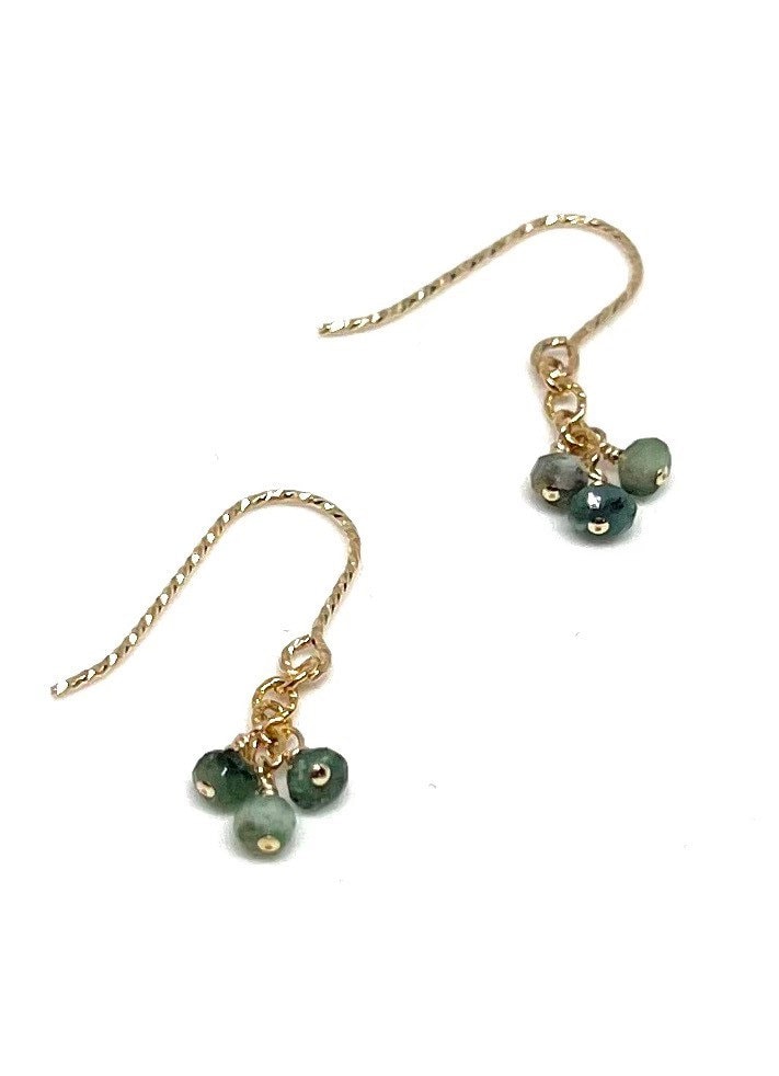 Zierliche Smaragd Ohrringe 14K Gold Filled, Natürlicher Grüner Edelstein von Kalamajewelry