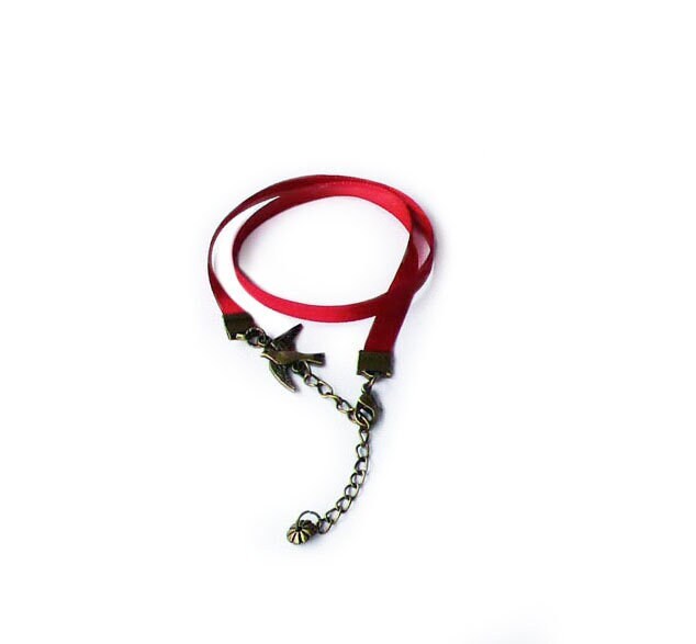 Doppeltes Rotes Satinbandarmband Mit Vogel - Oder Katzenanhänger Doppeltes Rotes Satinbandarmband Mit Vogel - Oder Katzenanhänger von Kalamillustrations