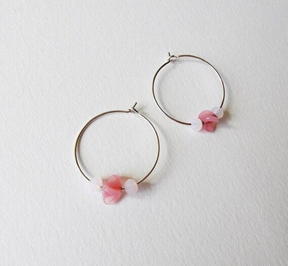 Feine Creolen Aus Silber Oder Gold Mit Rosa Perlen Feine Creolen Aus Silber Oder Gold Mit Rosa Perlen von Kalamillustrations