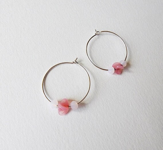 Feine Creolen Aus Silber Oder Gold Mit Rosa Perlen Feine Creolen Aus Silber Oder Gold Mit Rosa Perlen von Kalamillustrations