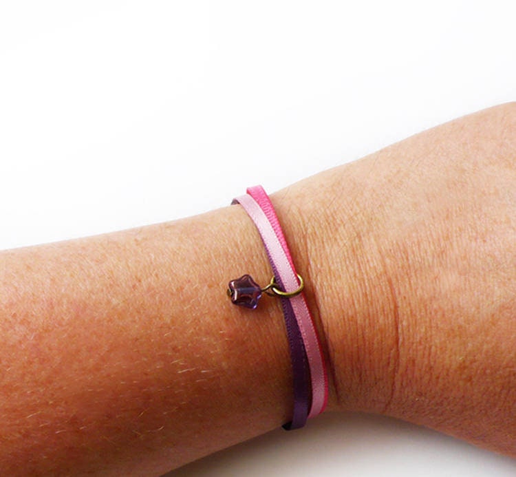 Lila Stern Glasperlen Stoffarmband Handgemachter Schmuck Lila Stern Glasperlen Stoffarmband Handgemachter Schmuck von Kalamillustrations