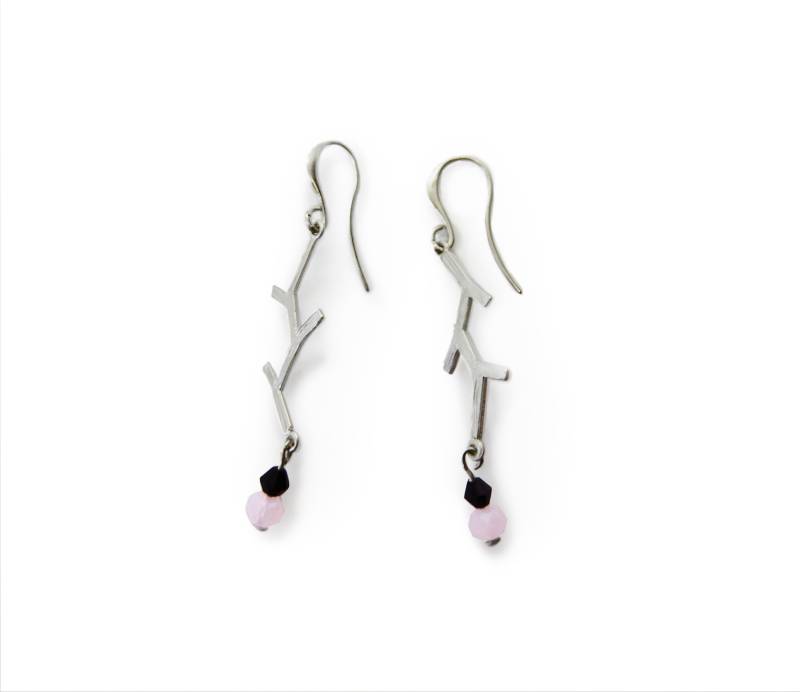 Rhodinierte Zweigohrringe Mit Schwarz-Rosa Perlen Für Mädchen Und Damen Rhodinierte Zweigohrringe Mit Schwarz-Rosa Perlen Für Mädchen Und Damen von Kalamillustrations