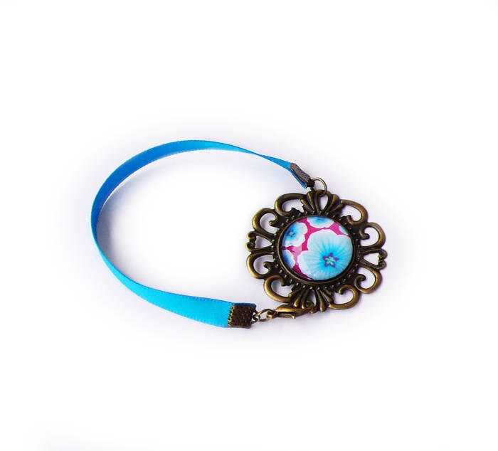 stoffarmband Und Medaillon Blau Rosa Blumen stoffarmband Und Medaillon Blau Rosa Blumen von Kalamillustrations