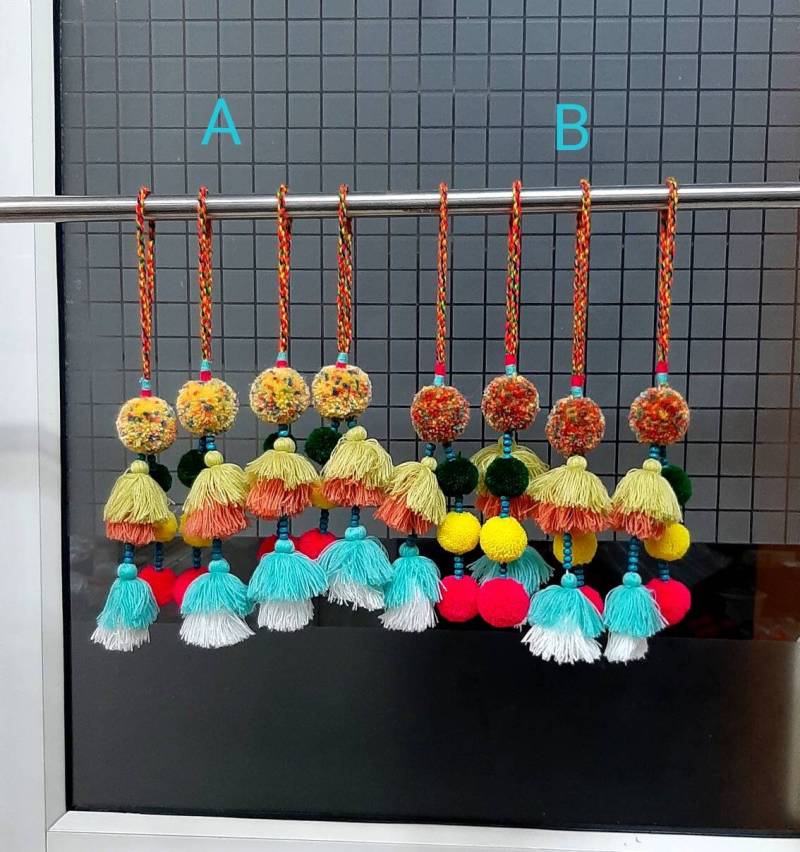 Boho Pompom Taschenanhänger Handgemachter Auto Spiegel Anhänger von KalasCreation