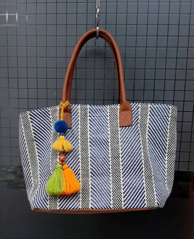 Boho Pompom Taschenanhänger Handgemachter Perlenanhänger Am Autospiegel von KalasCreation