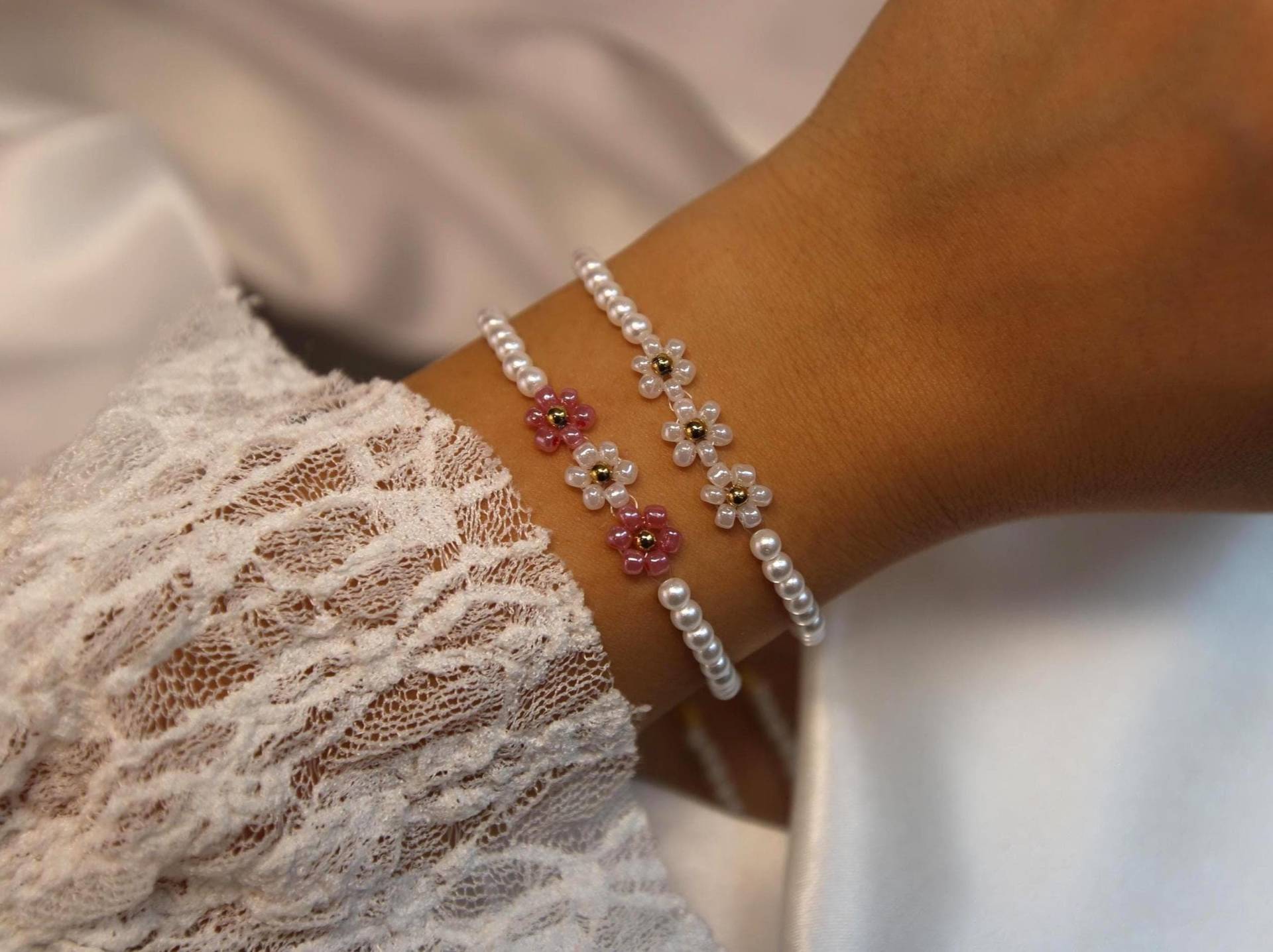 Blossom - Perlenarmband Mit Daisy-Blüten | Edelstahlverschluss Verstellbar 15-20 cm Handgefertigt Blossom - Perlenarmband Mit Daisy-Blüten | Edelstahlverschluss Verstellbar 15-20 cm Handgefertigt von KalehJewelry