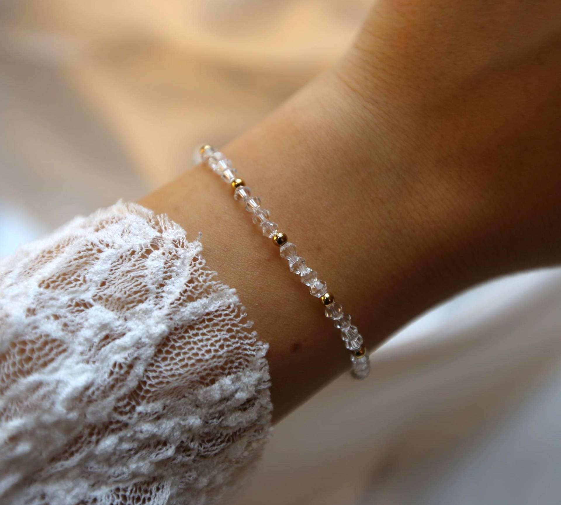 Perlenarmband Glace I Zartes Kristallarmband Goldene Mini-Beads Edelstahlverschluss Verstellbar 15 -20 cm Handgefertigt Perlenarmband Glace I Zartes Kristallarmband Goldene Mini-Beads Edelstahlverschluss Verstellbar 15 -20 cm Handgefertigt von KalehJewelry