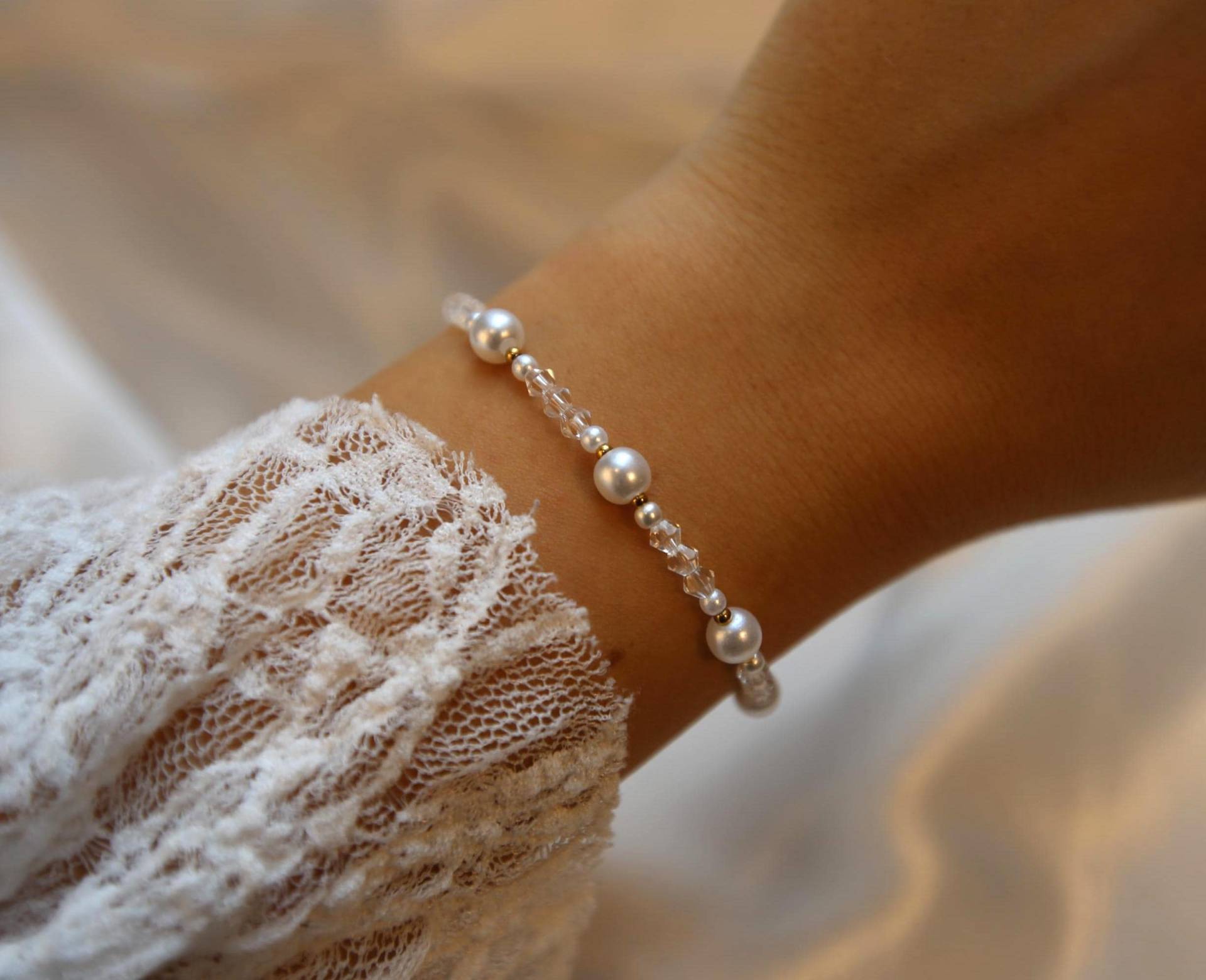 Perlenarmband Lovis Pearl Mit Großer Perle & Kristallen, Edelstahlverschluss, Verstellbar 14-19 cm, Handgefertigt Perlenarmband Lovis Pearl Mit Großer Perle & Kristallen, Edelstahlverschluss, Verstellbar 14-19 cm, Handgefertigt von KalehJewelry
