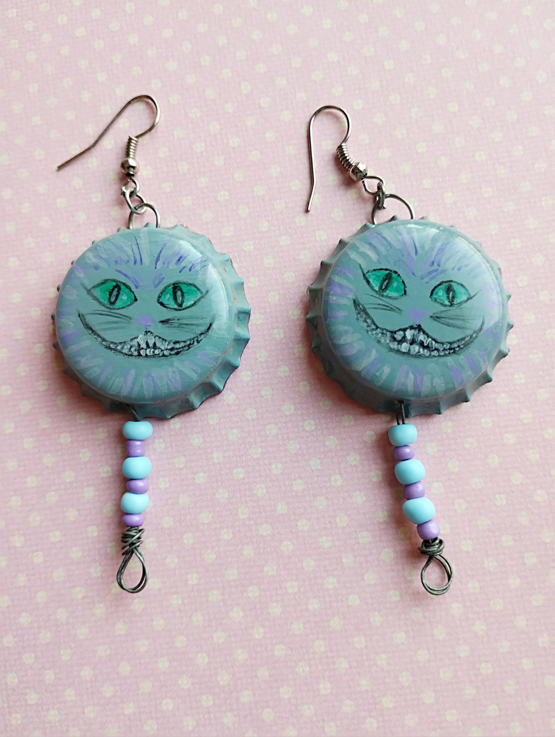 Bemalter Flaschenverschluss Handgemachte Ohrringe - Alice Im Wunderland Grinsekatze, Bastet Bemalter Flaschenverschluss Handgemachte Ohrringe - Alice Im Wunderland Grinsekatze, Bastet von Kaleido5cope9Art