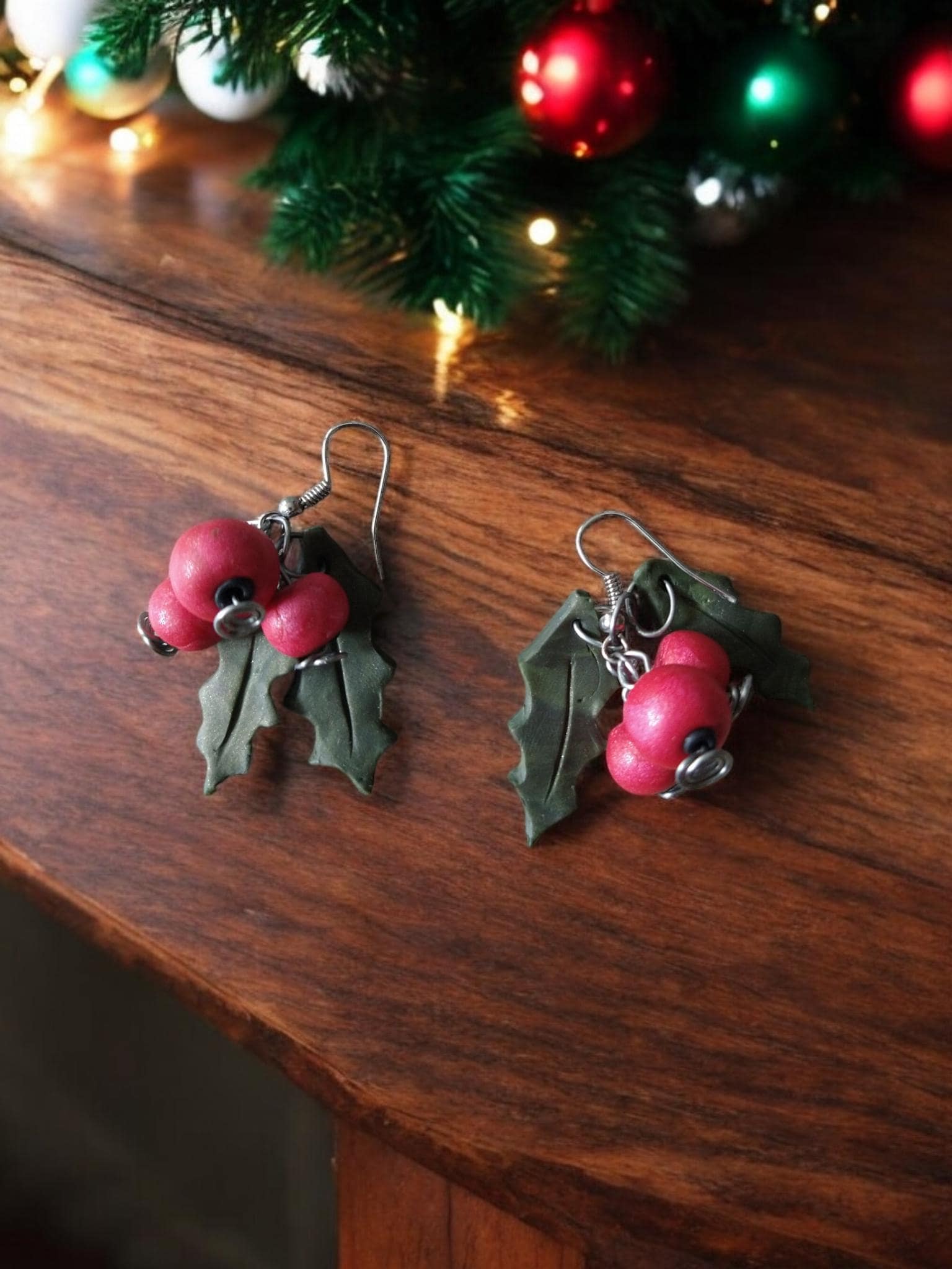 Weihnachtsstechpalme Handgemachte Polymer Clay Ohrringe Weihnachtsstechpalme Handgemachte Polymer Clay Ohrringe von Kaleido5cope9Art