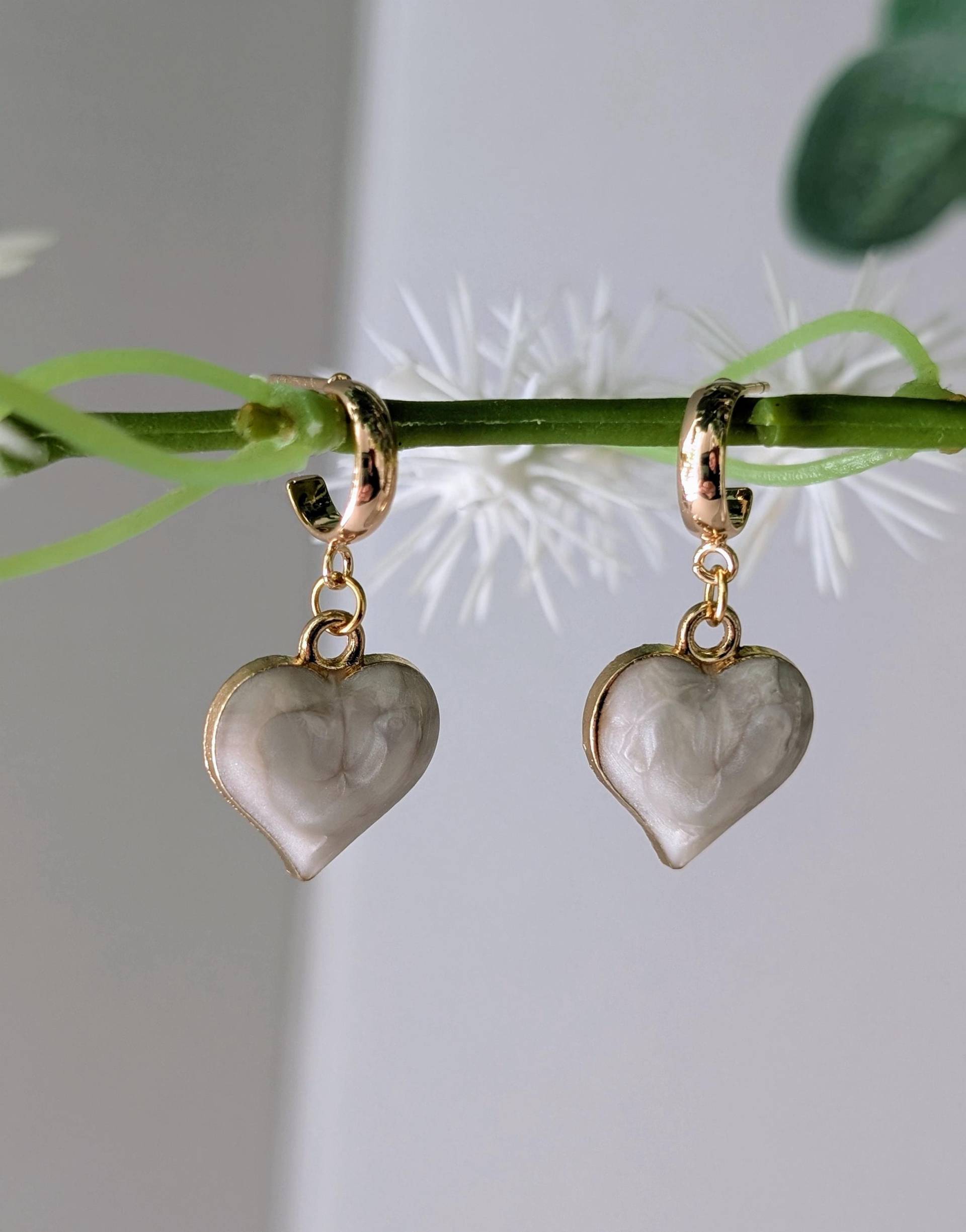 Creme Marmorierte Emaille Gold Herz Ohrringe Auf Einem 24K Vergoldeten Halben Loop Huggie Ohrstecker von KaleidoscopebyAmyLou