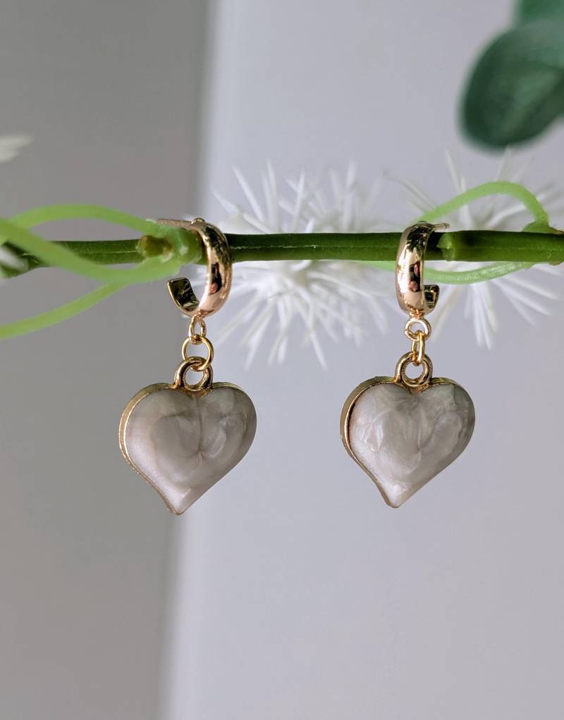 Creme Marmorierte Emaille Gold Herz Ohrringe Auf Einem 24K Vergoldeten Halben Loop Huggie Ohrstecker Creme Marmorierte Emaille Gold Herz Ohrringe Auf Einem 24K Vergoldeten Halben Loop Huggie Ohrstecker von KaleidoscopebyAmyLou