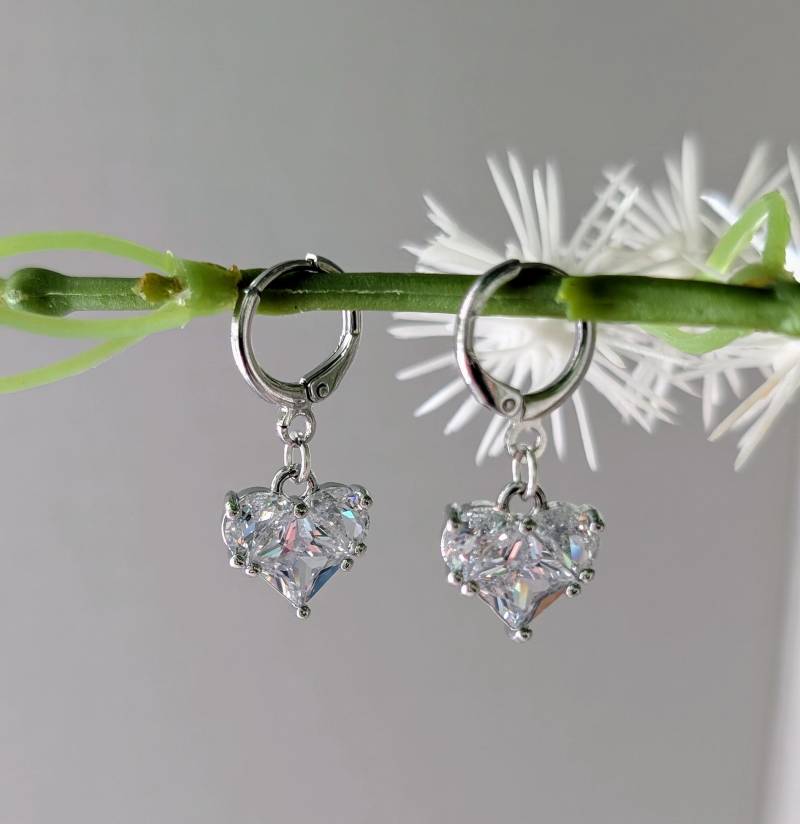 Cubic Zirconia Herz Ohrringe Mit Versilberten Huggie Cubic Zirconia Herz Ohrringe Mit Versilberten Huggie von KaleidoscopebyAmyLou
