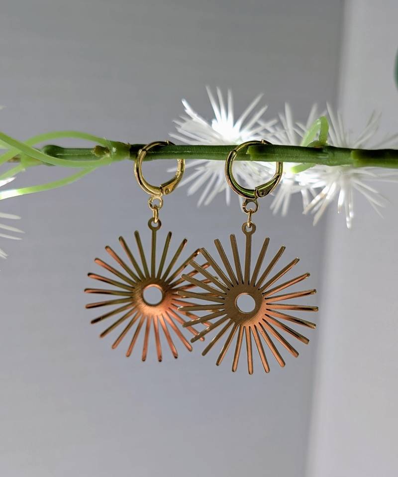 Goldene Sunburst Ohrringe Auf Einem 18K Vergoldeten Huggie Goldene Sunburst Ohrringe Auf Einem 18K Vergoldeten Huggie von KaleidoscopebyAmyLou
