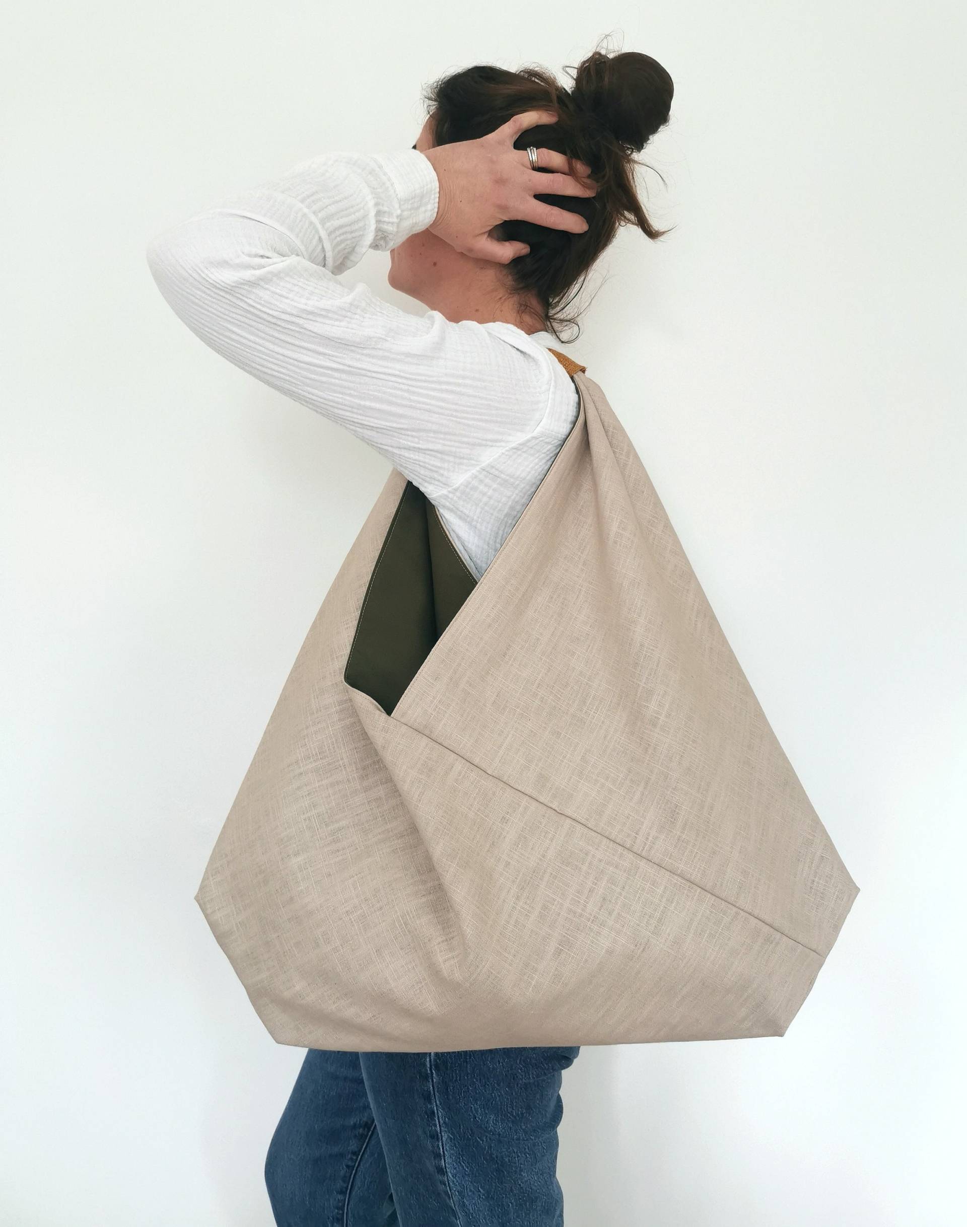 Große Origami Tasche Aus Naturleinen Mit Olivgrünem Futter Und Senffarbenem Fischgrätengriff von KaleidoscopebyAmyLou