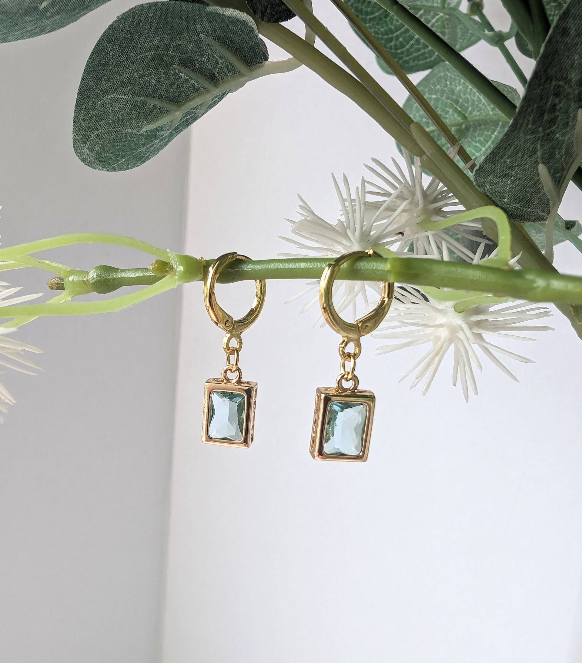 Hellblaue Gold Rechteck Ohrringe Mit 18K Vergoldeten Huggie von KaleidoscopebyAmyLou